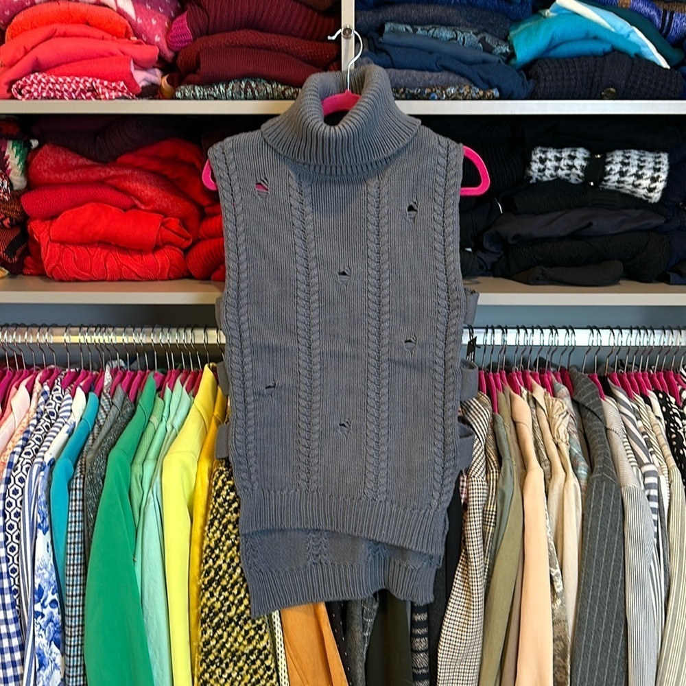Knyt and Lynk gray sleeveless turtleneck distressed sweater vest size XS NWT